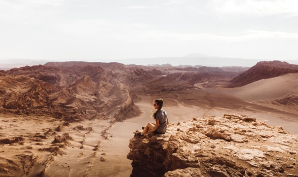 Persona visitando el Valle de la Luna